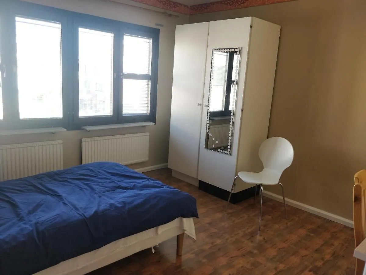 Large Room, Near Kista Galleria, Стокгольм Проживание в семье